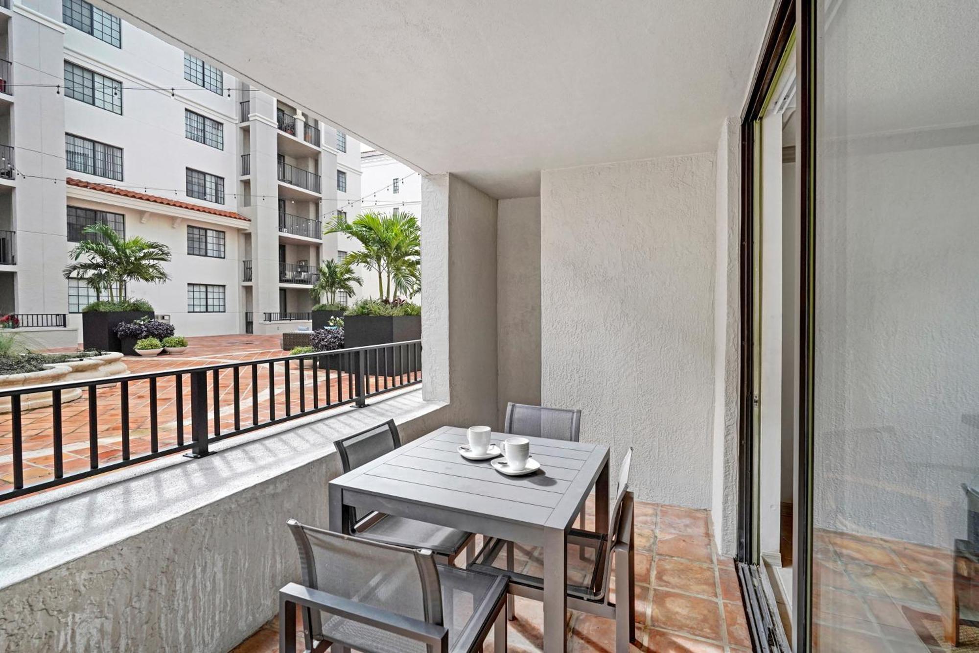 Stylish Modern Apartments At Gables Grand Plaza In Miami Exterior foto