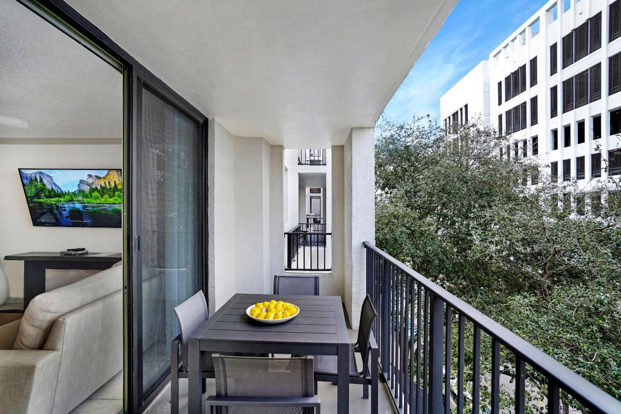 Stylish Modern Apartments At Gables Grand Plaza In Miami Exterior foto