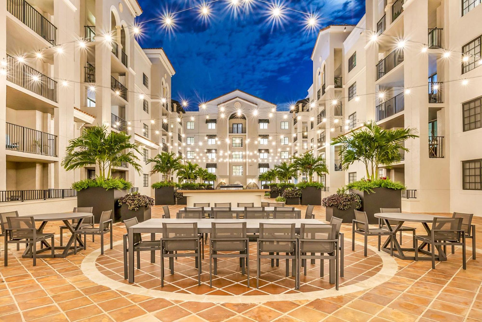 Stylish Modern Apartments At Gables Grand Plaza In Miami Exterior foto