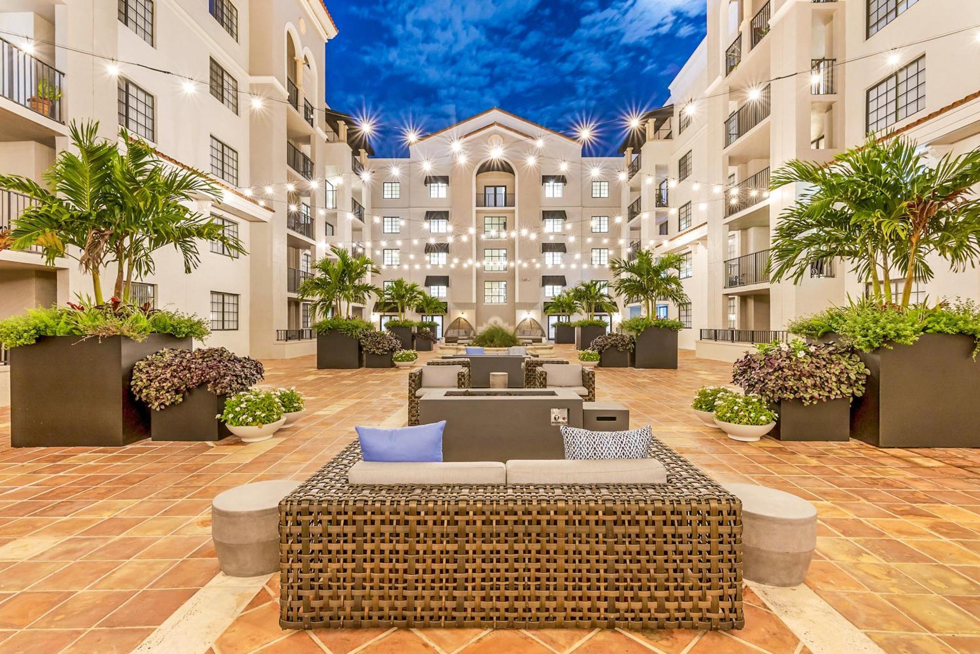 Stylish Modern Apartments At Gables Grand Plaza In Miami Exterior foto